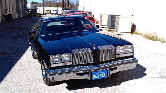 1977 Oldsmobile Cutass Supreme front view
