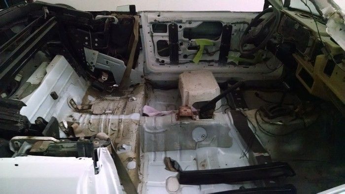 1986 Mustang GT Convertible inside view door panels, carpet, seats stripped out